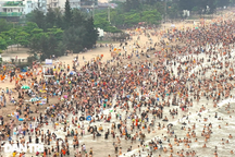 Khách Việt đổ xô đi "chữa lành", du lịch biển thắng lớn 5 ngày nghỉ lễ