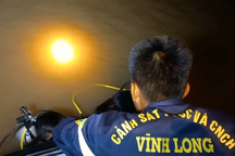 Lật ghe chở xi măng, một người mất tích