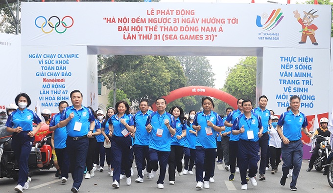 Đại biểu tham gia chạy hưởng ứng Ngày chạy Olympic vì sức khỏe toàn dân và Giải chạy Báo Hà Nội mới Vì hòa bình lần thứ 47