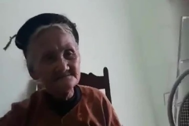 Cụ bà 83 tuổi đến xã xin trả lại sổ hộ nghèo