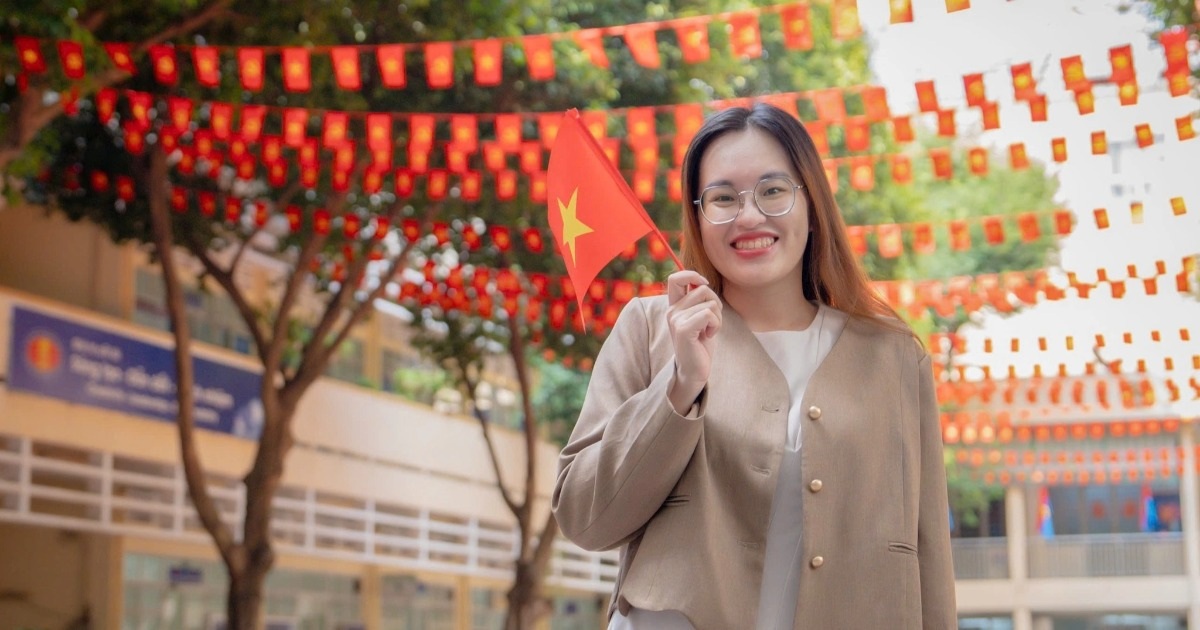 View - Sắc cờ đỏ rợp trường học ở TPHCM mừng 50 năm thống nhất đất nước | Báo Dân trí