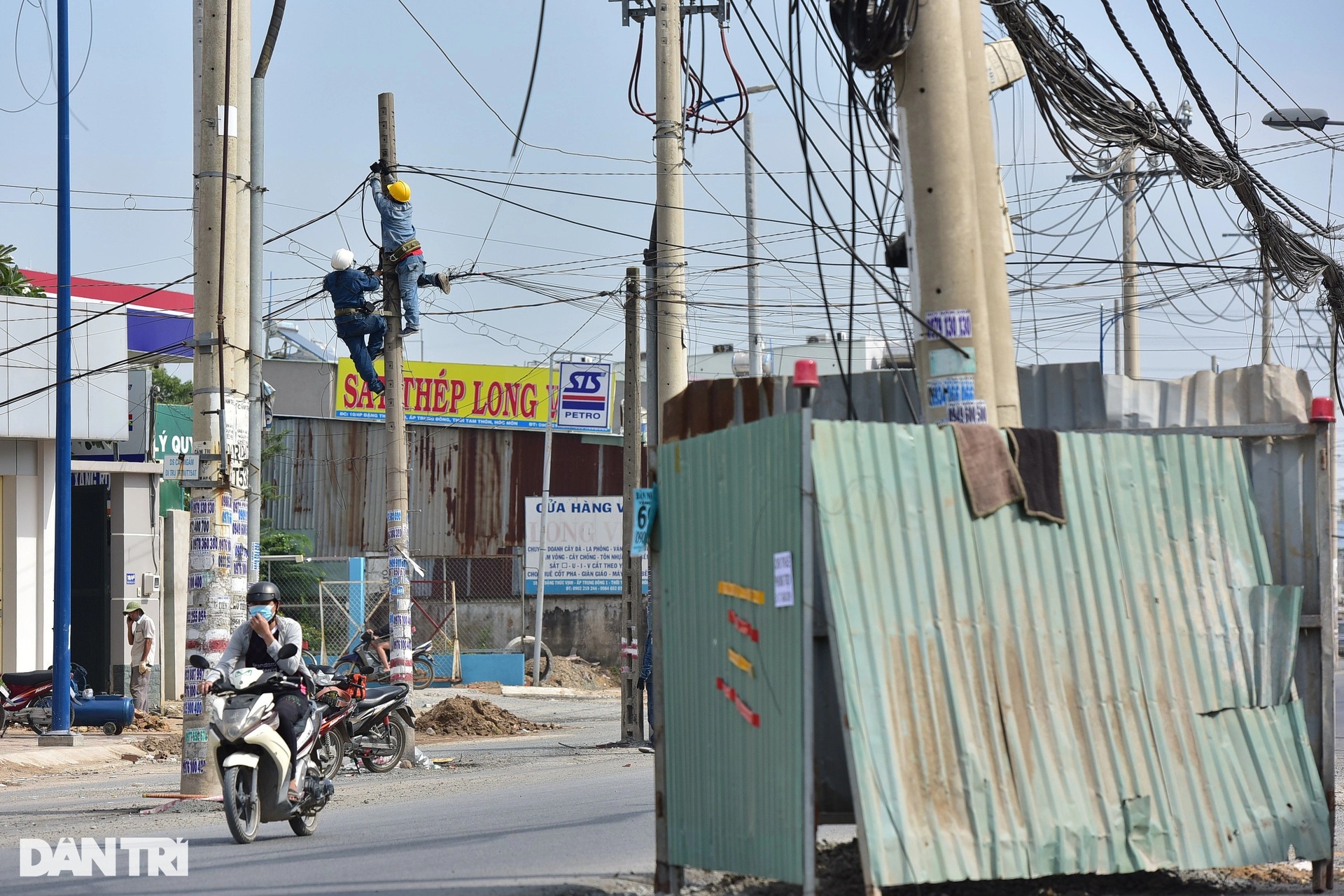 Ma trận trụ điện bủa vây cả tuyến đường, chờ gây họa cho người dân TPHCM - 7 Ma trận trụ điện bủa vây cả tuyến đường, chờ gây họa cho người dân TPHCM - 7
