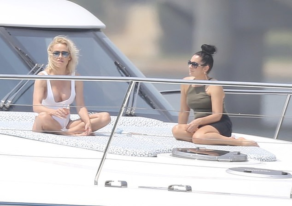 Pamela Anderson vẫn bốc lửa ở tuổi 52 - 2 Pamela Anderson vẫn bốc lửa ở tuổi 52 - 2