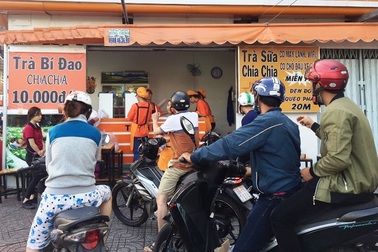 TPHCM: Nắng nóng, bán nước sâm, dừa tắc, trà bí đao… được dịp “hốt bạc”