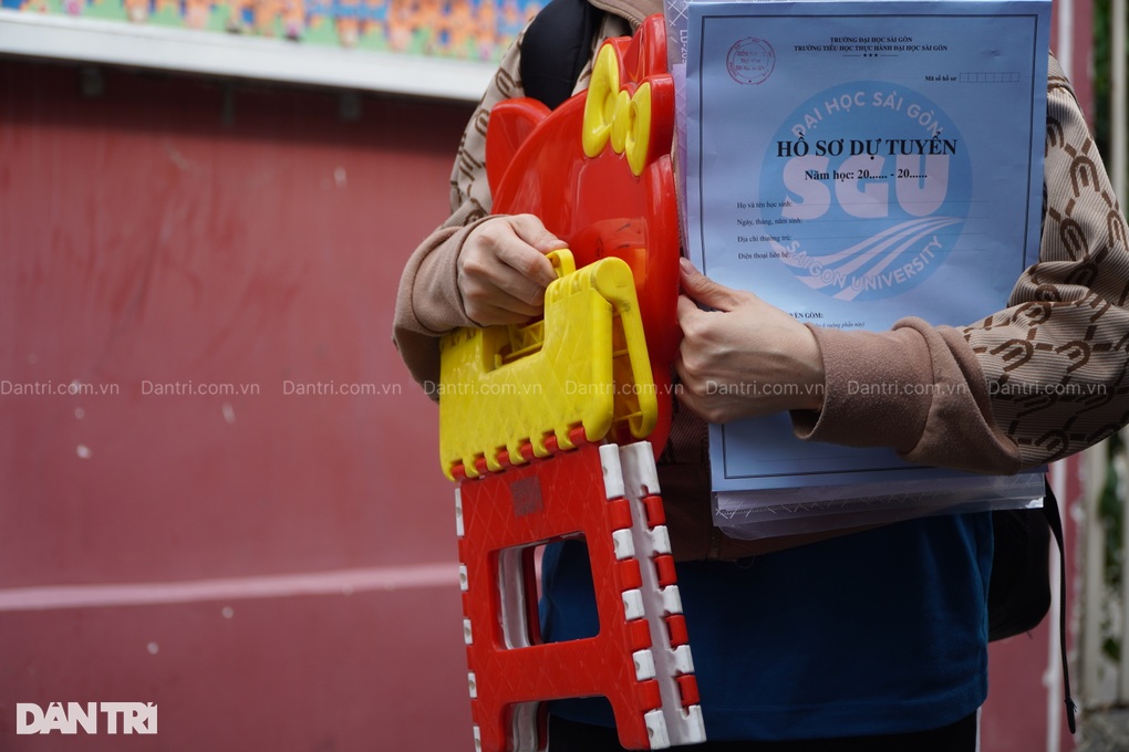 Kẻ khóc, người cười vụ xếp hàng xuyên đêm mua hồ sơ vào lớp 1 ở TPHCM - 6 Kẻ khóc, người cười vụ xếp hàng xuyên đêm mua hồ sơ vào lớp 1 ở TPHCM - 6