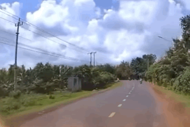 Ôm cua như thể xe đứt phanh, thanh niên ngã sấp mặt