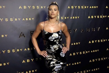 Sofia Richie diện váy bốc lửa