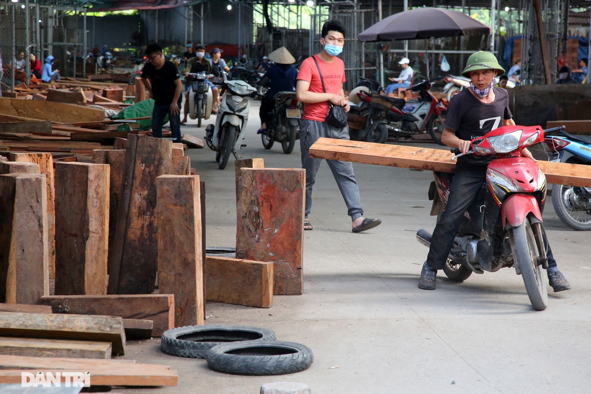 Độc lạ chợ củi vụn có giá tiền triệu một cân - 10 Độc lạ chợ củi vụn có giá tiền triệu một cân - 10