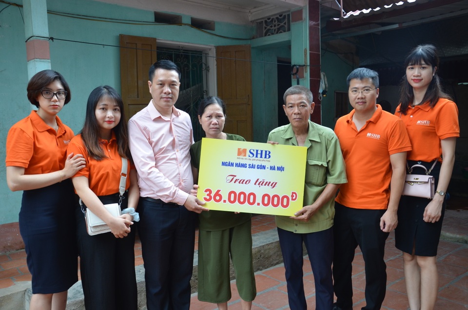 Bạn đọc Dân trí tiếp tục giúp đỡ gia đình kệt quệ vì bệnh tật - 2 Bạn đọc Dân trí tiếp tục giúp đỡ gia đình kệt quệ vì bệnh tật - 2