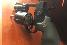 Nam thanh niên 19 tuổi rút súng bắn 2 người trong quán nhậu