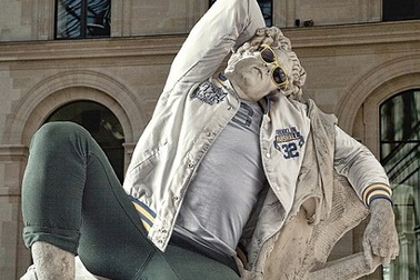 Hài hước khi mặc quần áo cho tượng khỏa thân