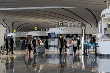 Người Trung Quốc đổ xô tìm kiếm chuyến bay quốc tế sau nới lỏng giãn cách