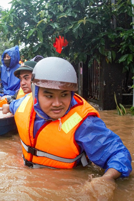 Lũ chảy xiết dâng ngang ngực, lực lượng chức năng căng mình sơ tán dân