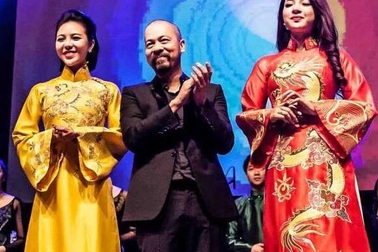 NTK Đức Hùng mang áo dài Việt đi Châu Âu