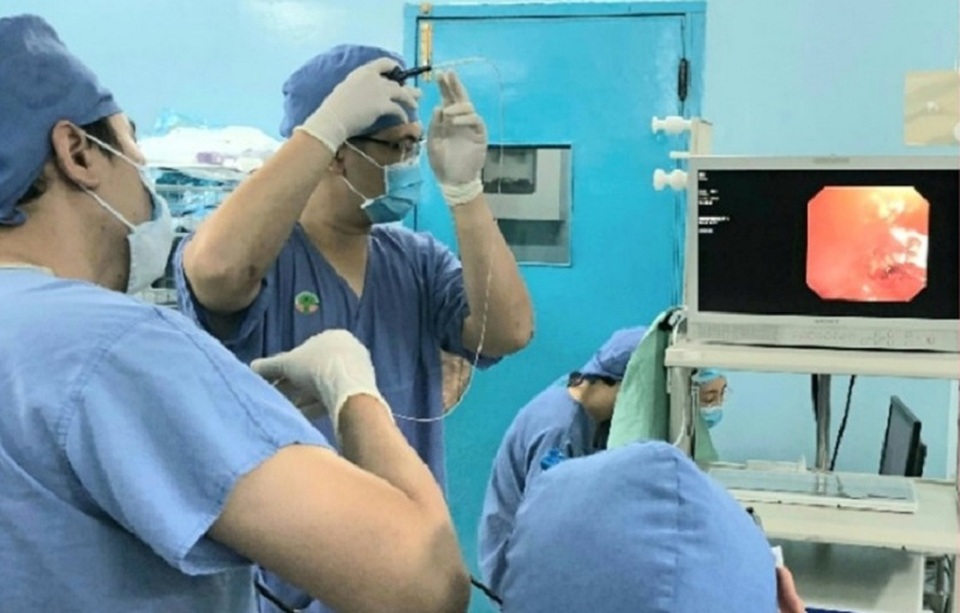 Mảnh xương gà bị “bỏ quên” trong phổi bé trai suốt 2 năm - 2 Mảnh xương gà bị “bỏ quên” trong phổi bé trai suốt 2 năm - 2