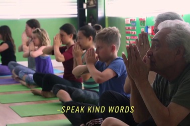 Giáo viên yoga trẻ nhất nước Mỹ là cậu bé 11 tuổi