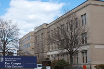 Mỹ bắt chuyên gia Trung Quốc giấu mẫu sinh học vào tất để mang về nước