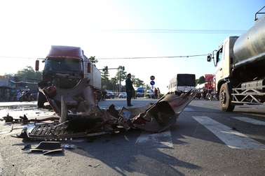 Xe khách lật ngang sau cú va chạm với container, 9 người bị thương