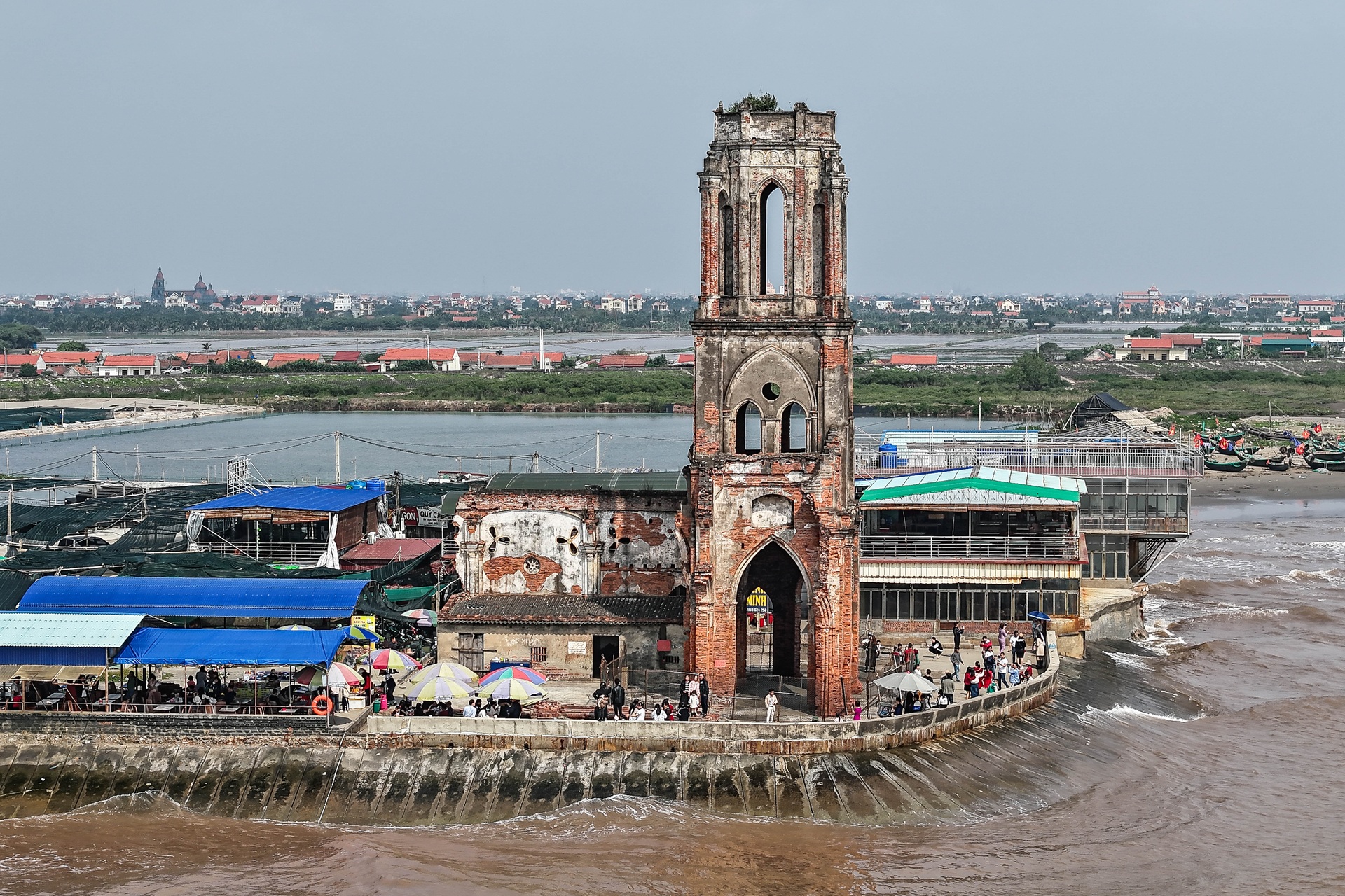 Chiêm ngưỡng vẻ đẹp hoang sơ của nhà thờ đổ nằm sát bờ biển ở Nam Định - 4 Chiêm ngưỡng vẻ đẹp hoang sơ của nhà thờ đổ nằm sát bờ biển ở Nam Định - 4