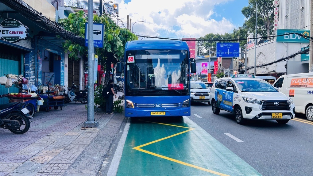 Bảng thông tin song ngữ ở bến xe buýt TPHCM: Bước tiến của đô thị hiện đại - 2