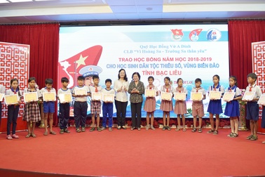 Nguyên Phó Chủ tịch nước trao học bổng Vừ A Dính cho học sinh Bạc Liêu