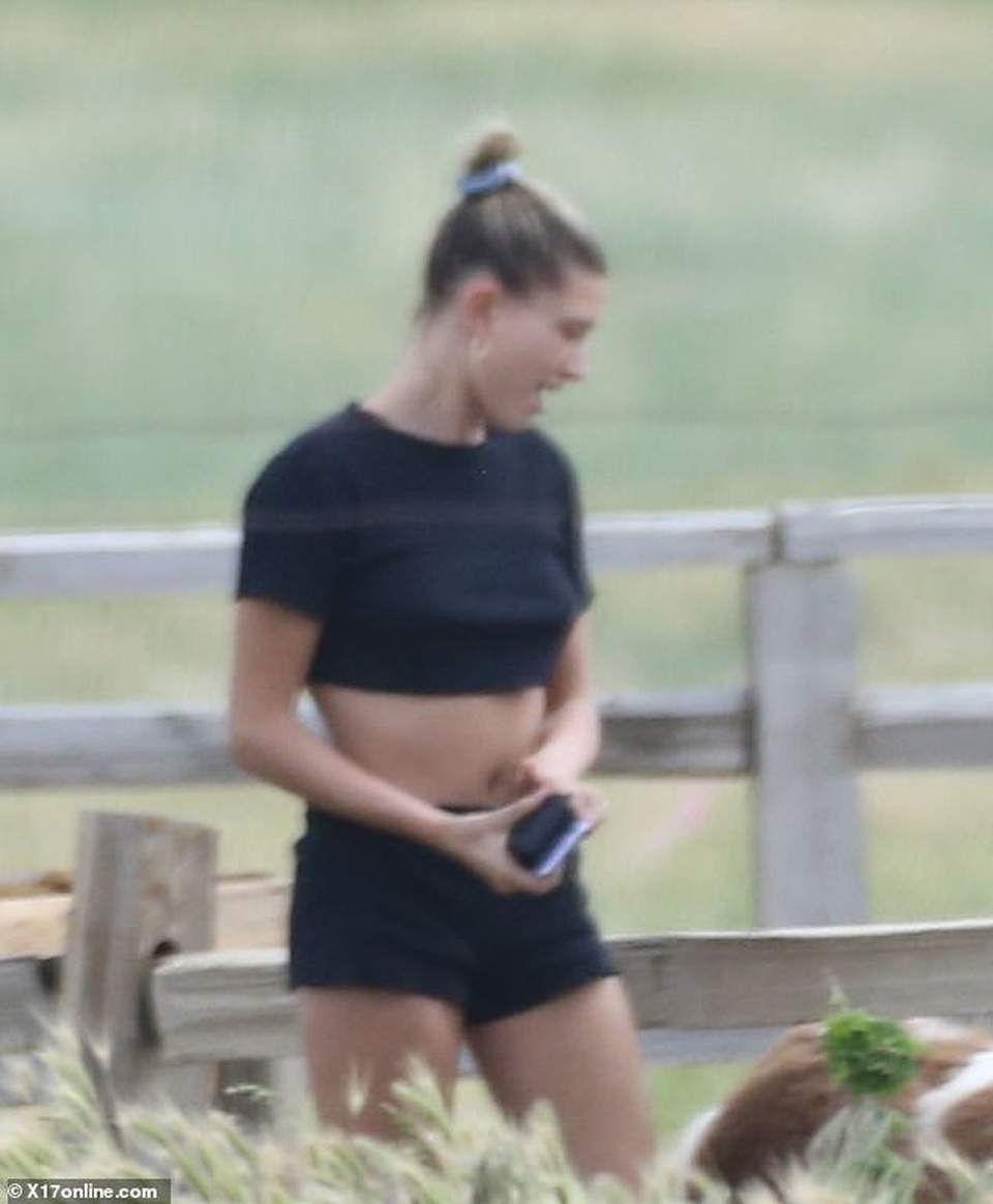 Hailey Bieber khoe eo thon khi cùng chồng đi cắm trại - 6 Hailey Bieber khoe eo thon khi cùng chồng đi cắm trại - 6