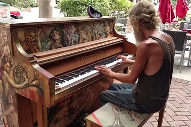 Donald Gould - người đàn ông vô gia cư chơi đàn tuyệt hay