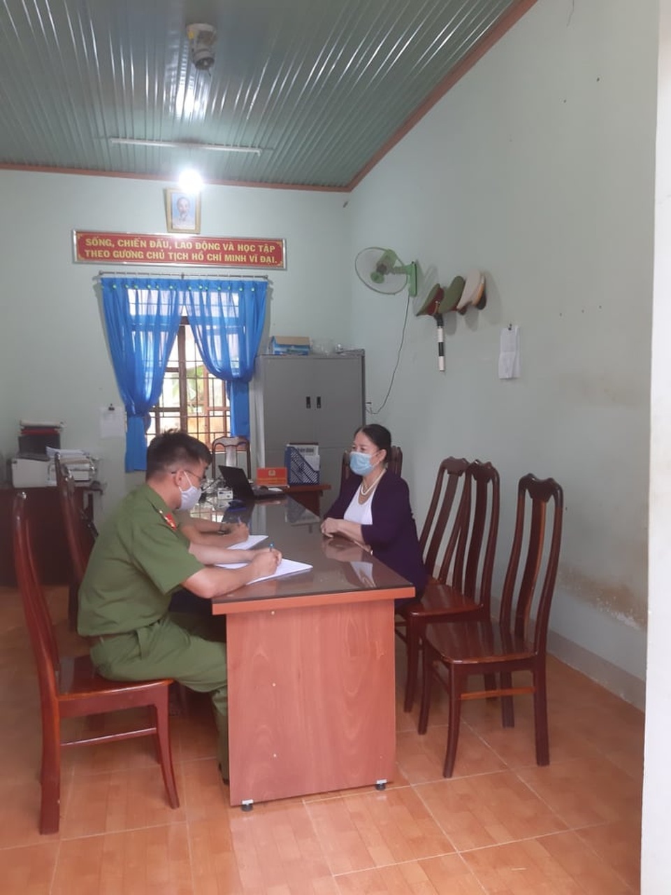 Triệu tập 3 người bịa đặt lịch trình của ca nhiễm Covid-19 ở Đắk Lắk - 1 Triệu tập 3 người bịa đặt lịch trình của ca nhiễm Covid-19 ở Đắk Lắk - 1