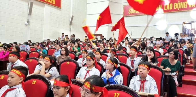 Khán giả cổ vũ nồng nhiệt cho các đội thi.