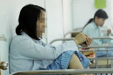 Nhiều bà mẹ mắc chứng nghiện xem camera nhà trẻ