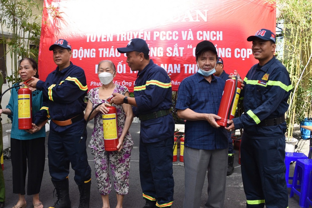 Người dân TPHCM đồng loạt tháo “chuồng cọp” để phòng cháy - 1 Người dân TPHCM đồng loạt tháo “chuồng cọp” để phòng cháy - 1