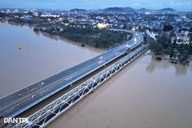 Rút 2 đoàn tàu chở đá trên cầu, đường sắt Bắc - Nam thông tuyến trở lại