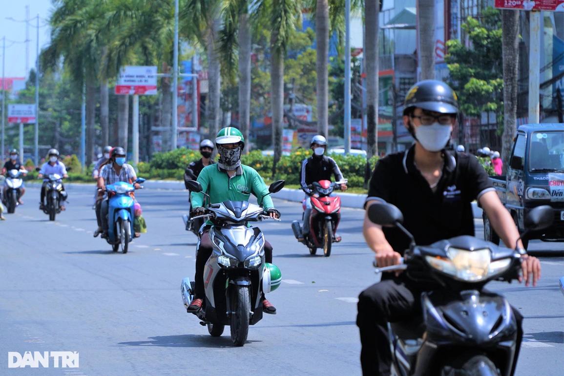 Giá xăng đắt ngang tô phở, shipper tìm thêm nghề tay trái - 3 Giá xăng đắt ngang tô phở, shipper tìm thêm nghề tay trái - 3