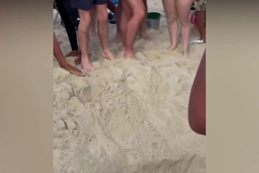 Brazil: Du khách mắc kẹt hơn 3 tiếng trong hố sâu tự đào