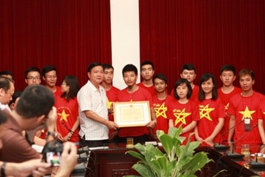 Khen thưởng nhóm “phượt” cứu nạn vụ tai nạn thảm khốc