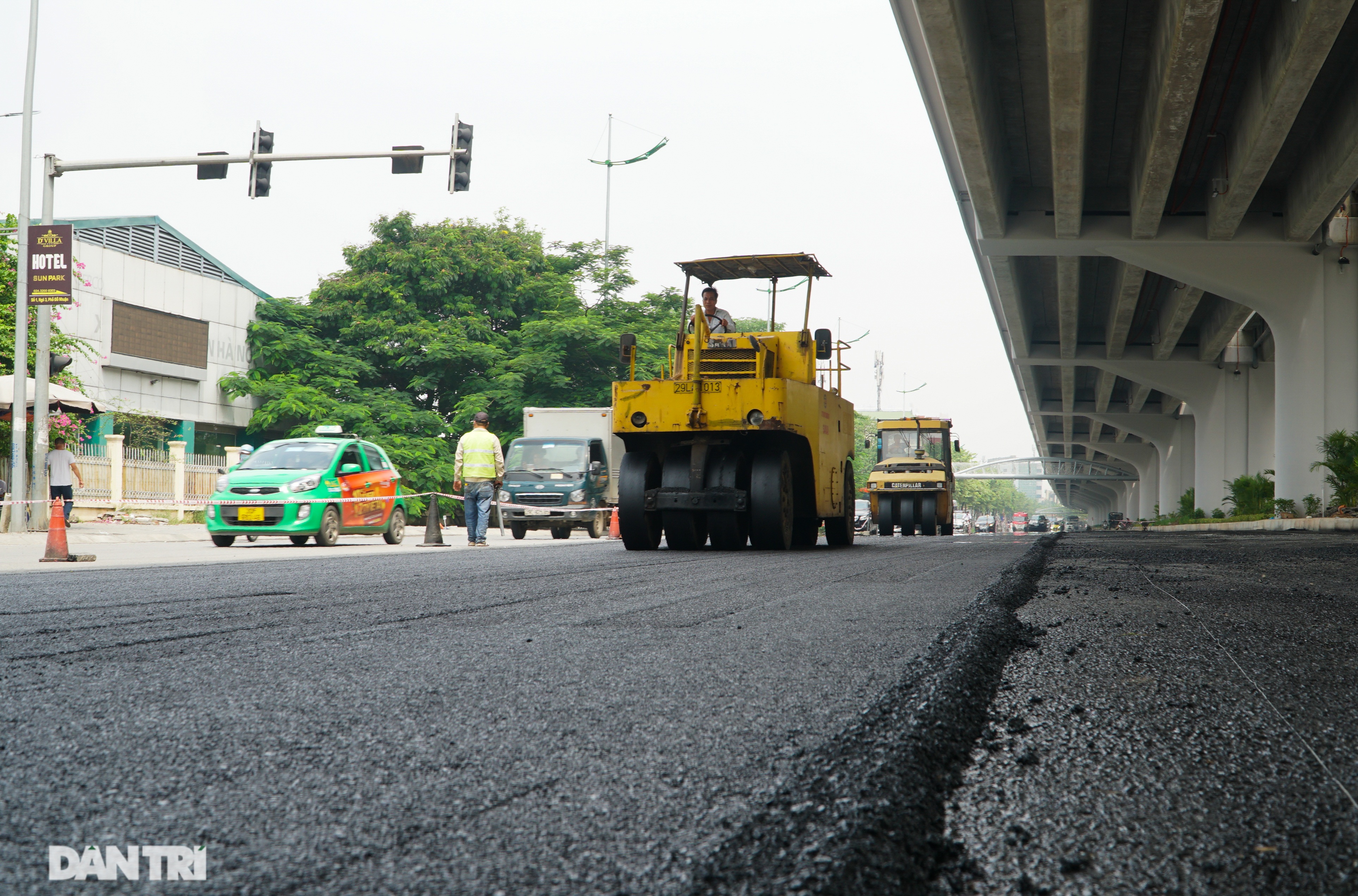 Hà Nội: Đường huyết mạch 12 làn xe sắp thông tuyến từ góc nhìn trên cao