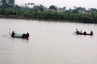 Thuyền đánh cá va chạm tàu chở hàng, 1 người mất tích