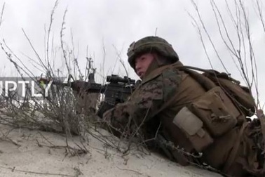 Binh sĩ NATO ngã nhào trong tập trận đề phòng Nga