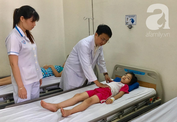 TP.HCM: 61 học sinh nhập viện nằm la liệt sau khi ăn trưa tại trường tiểu học - Ảnh 2. TP.HCM: 61 học sinh nhập viện nằm la liệt sau khi ăn trưa tại trường tiểu học - Ảnh 2.