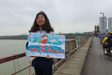 Vẫn còn người dân thiếu ý thức, cố tình vứt rác thải xuống sông