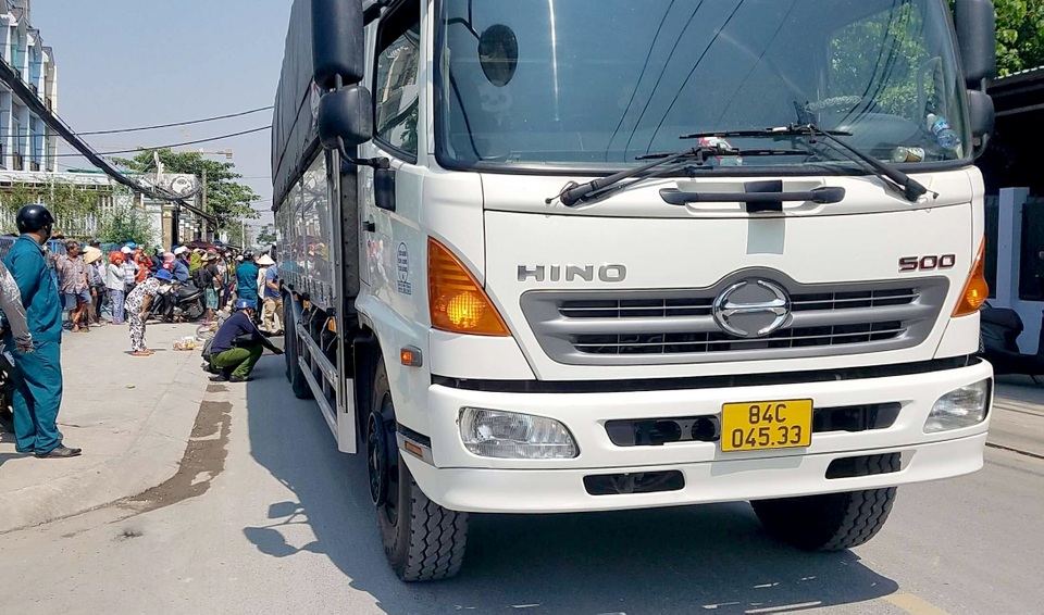 Xe rác mất phanh, tài xế 2 lần tông cây xanh để tránh người đi đường - 3 Xe rác mất phanh, tài xế 2 lần tông cây xanh để tránh người đi đường - 3