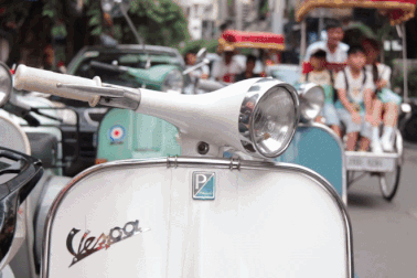 Cấm xe xăng: Người yêu vespa cổ chạy xe ra ngoại ô để duy trì đam mê