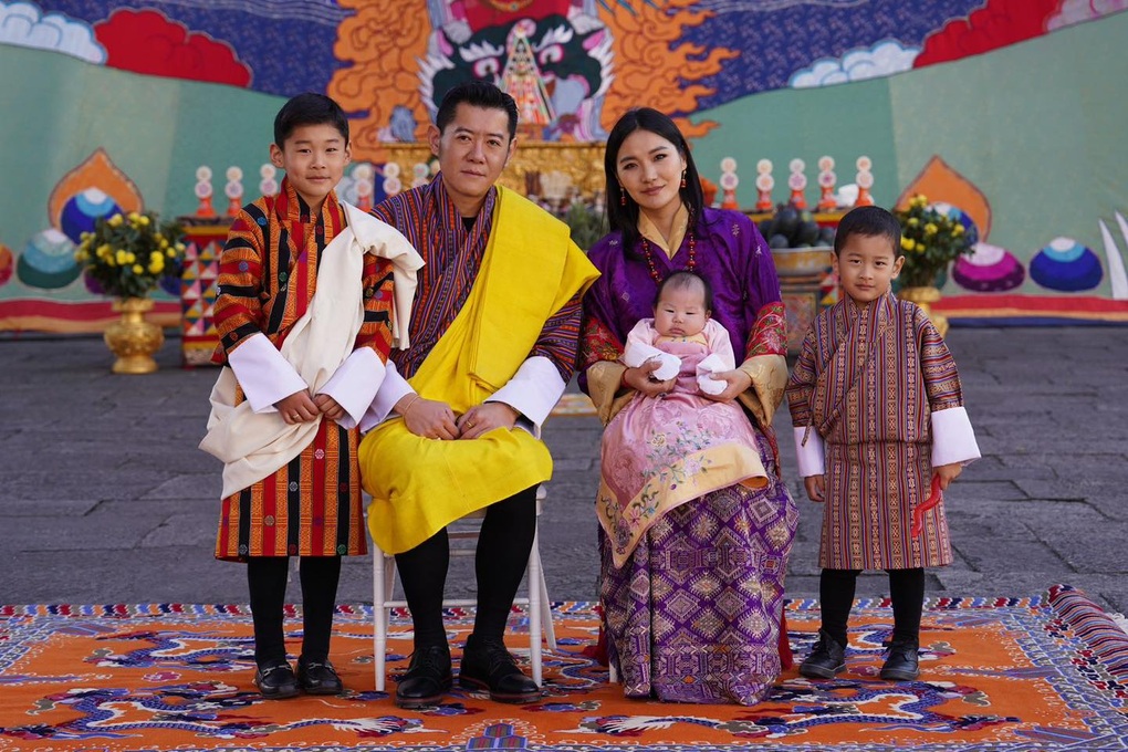 3 anh em Quốc vương Bhutan cưới 3 chị em ruột - 3