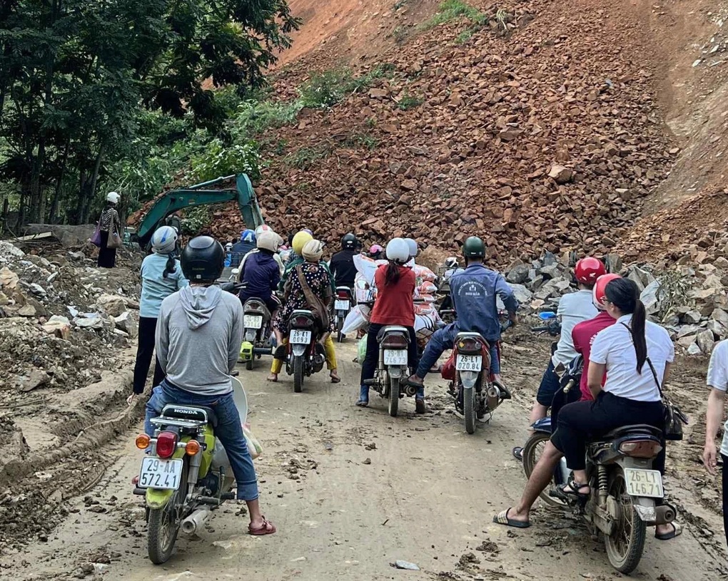 Sạt lở trên quốc lộ 279D ở Sơn La khiến giao thông ùn tắc - 1 Sạt lở trên quốc lộ 279D ở Sơn La khiến giao thông ùn tắc - 1