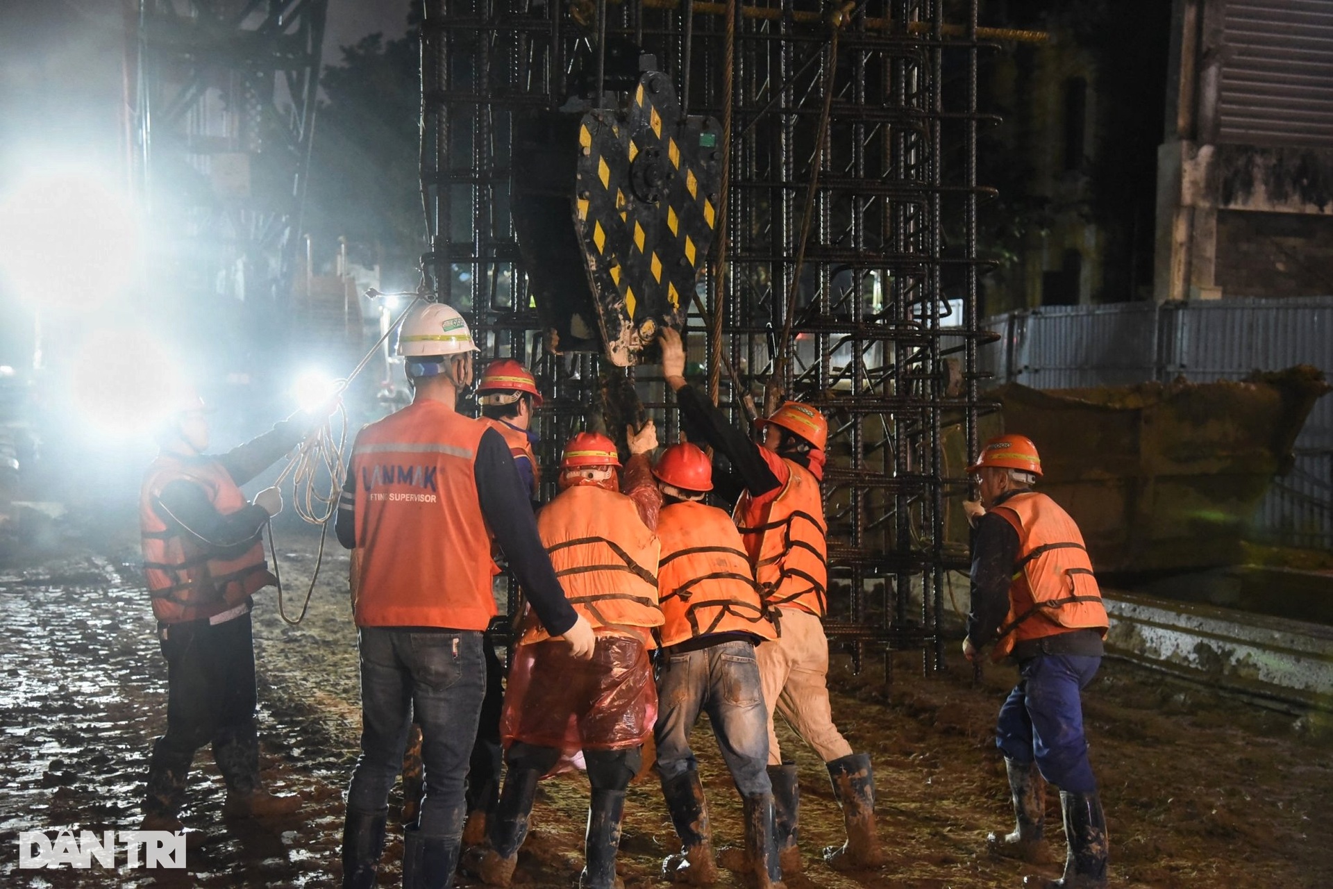 Những công nhân dầm mình trên công trường metro đêm giáp Tết - 6 Những công nhân dầm mình trên công trường metro đêm giáp Tết - 6