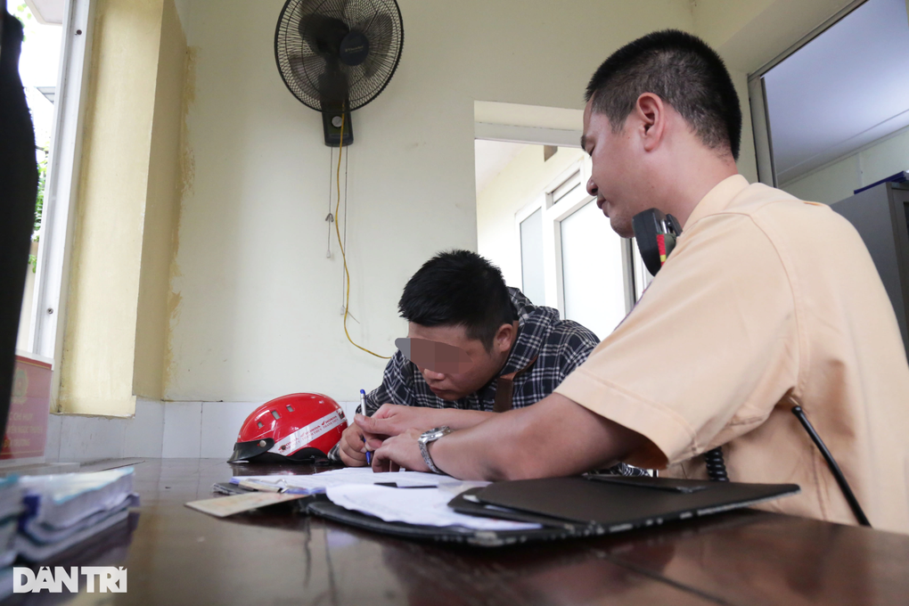 CSGT xử lý hàng loạt xe máy chở hàng cồng kềnh trên phố Hà Nội - 2 CSGT xử lý hàng loạt xe máy chở hàng cồng kềnh trên phố Hà Nội - 2