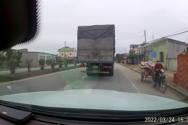 Tài xế sang đường ẩu suýt gây tai nạn liên hoàn cho các phương tiện khác