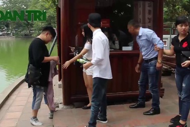 Người mặc váy ngắn, quần cộc phải khoác áo choàng khi vào đền Ngọc Sơn