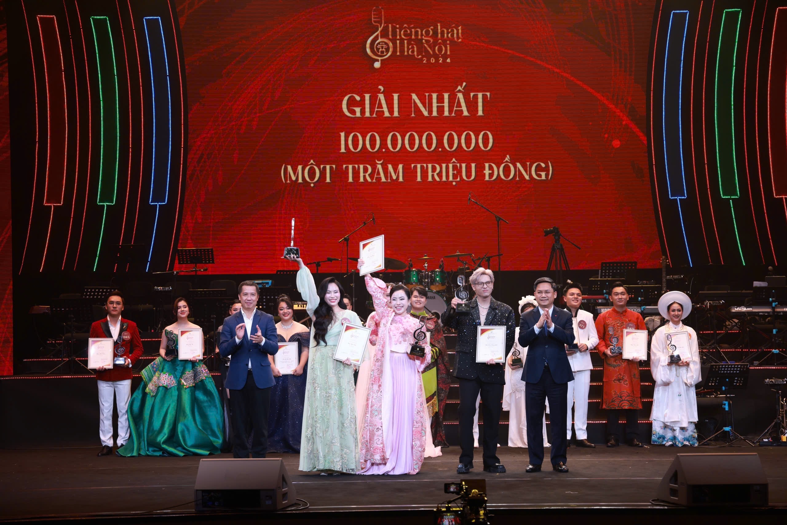 Soutěžící Nguyen Moc An získal zvláštní cenu Hanojské pěvecké soutěže 2024 - 3 Thí sinh Nguyễn Mộc An giành giải đặc biệt cuộc thi Tiếng hát Hà Nội 2024 - 3