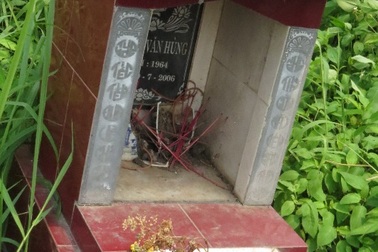 Khẩn trương điều tra việc hàng trăm bát hương bị đập phá trong đêm